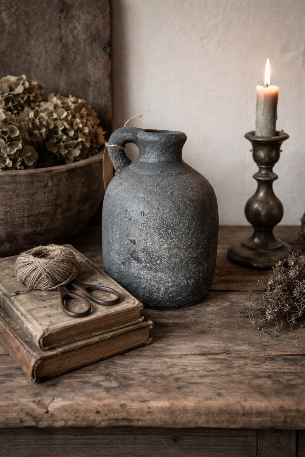 Rustieke vaas in donkergrijs