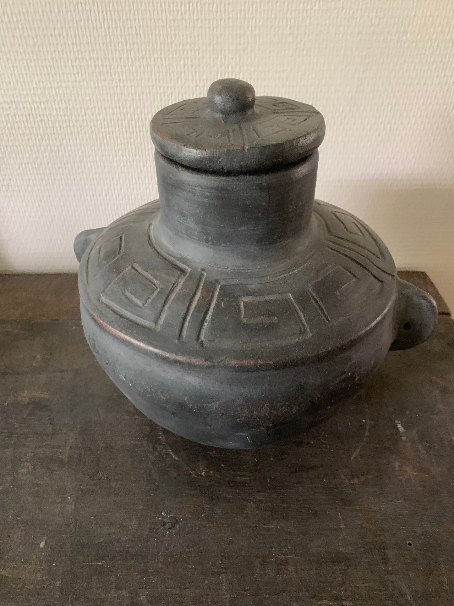 Handgemaakte Aardewerken Pot met Deksel – Traditioneel Design