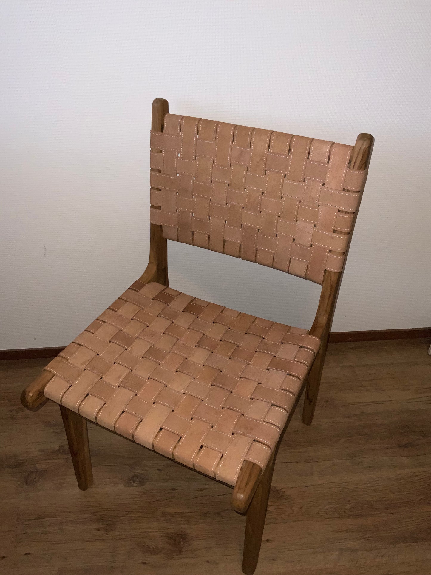 Stoel van hout met stroken van echt leer