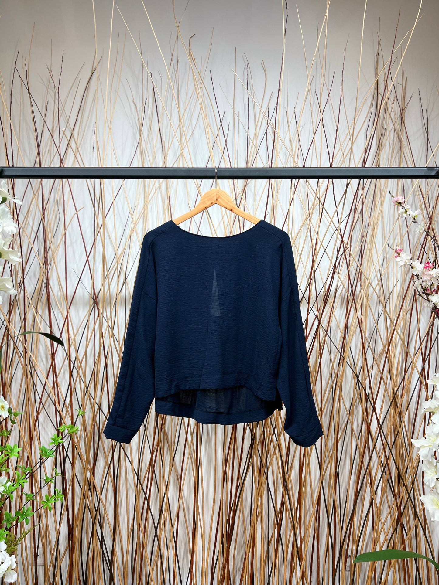 Stijlvol T-shirt met korte split aan de achterkant en lange mouwen met druppelvormige hals