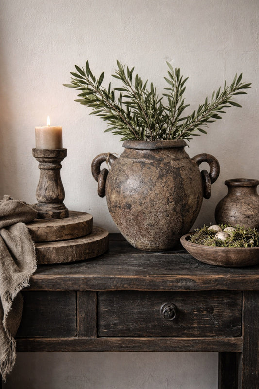 Rustieke donkerbruine vaas met twee oren en ringen