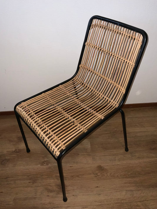 Metalen stoel met rotan zitting