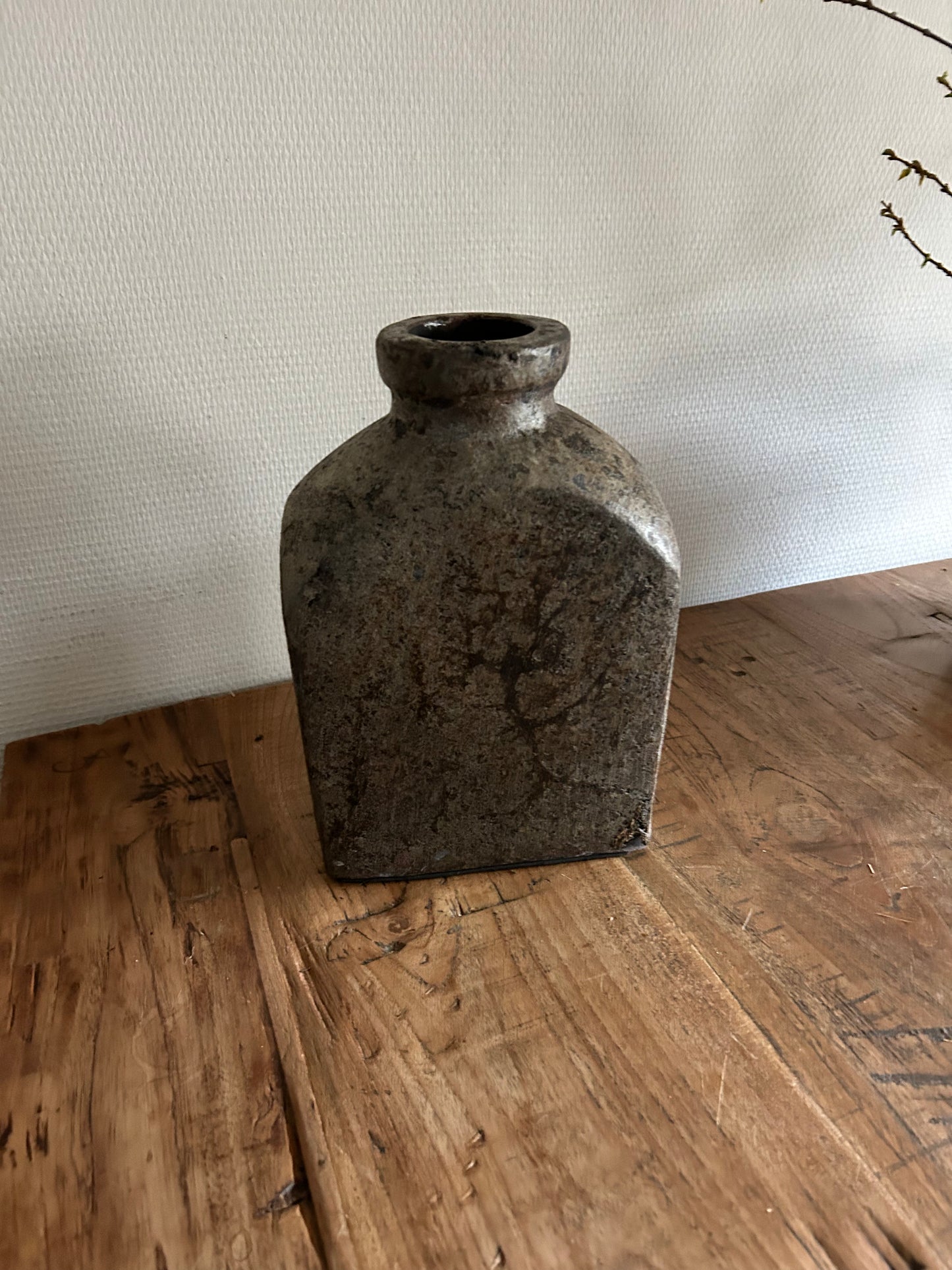 Bruine vaas in landelijke stijl L