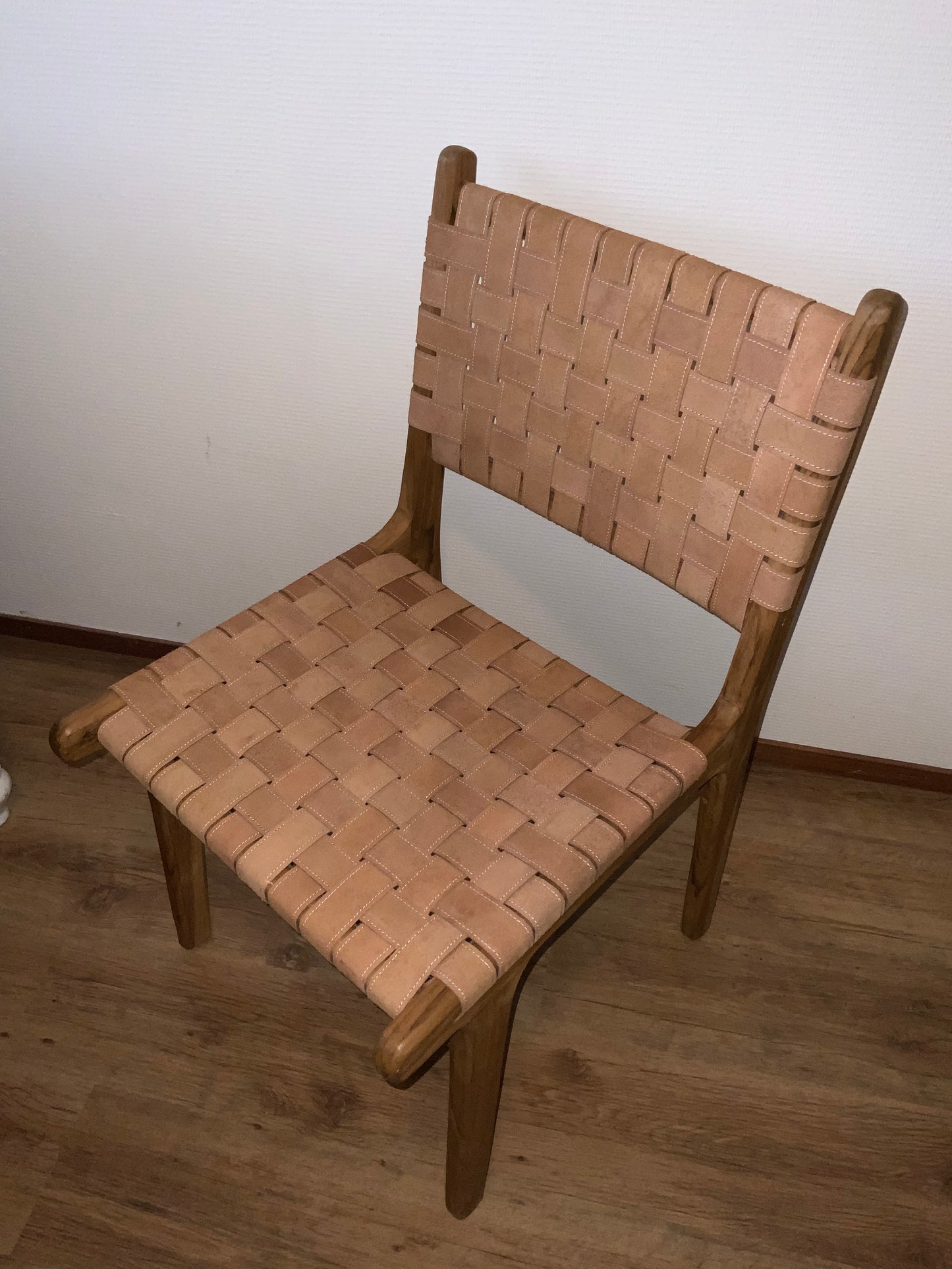 Stoel van hout met stroken van echt leer