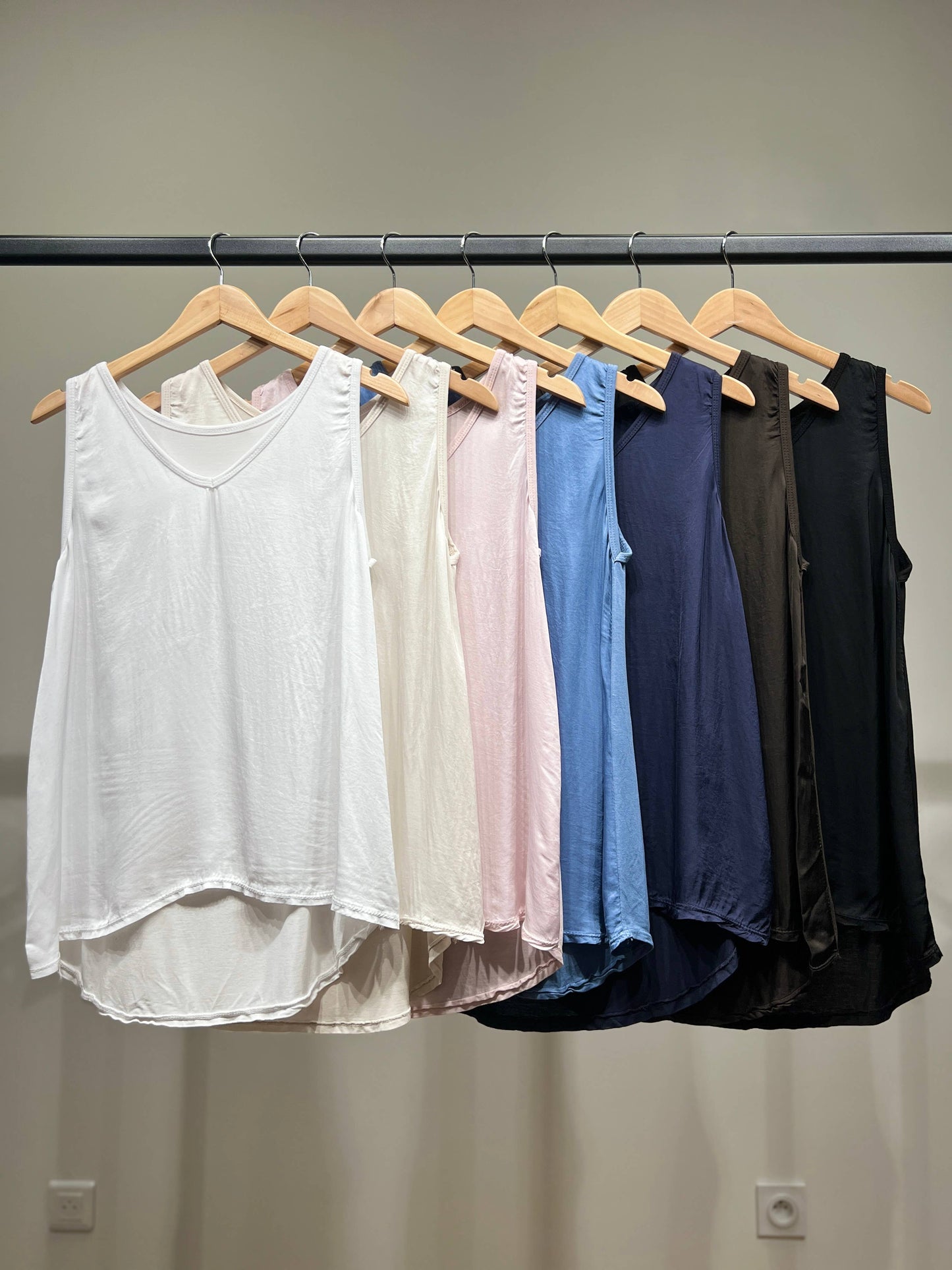 Vrouwelijke mouwloze Top V-hals Satijn 100% Viscose
