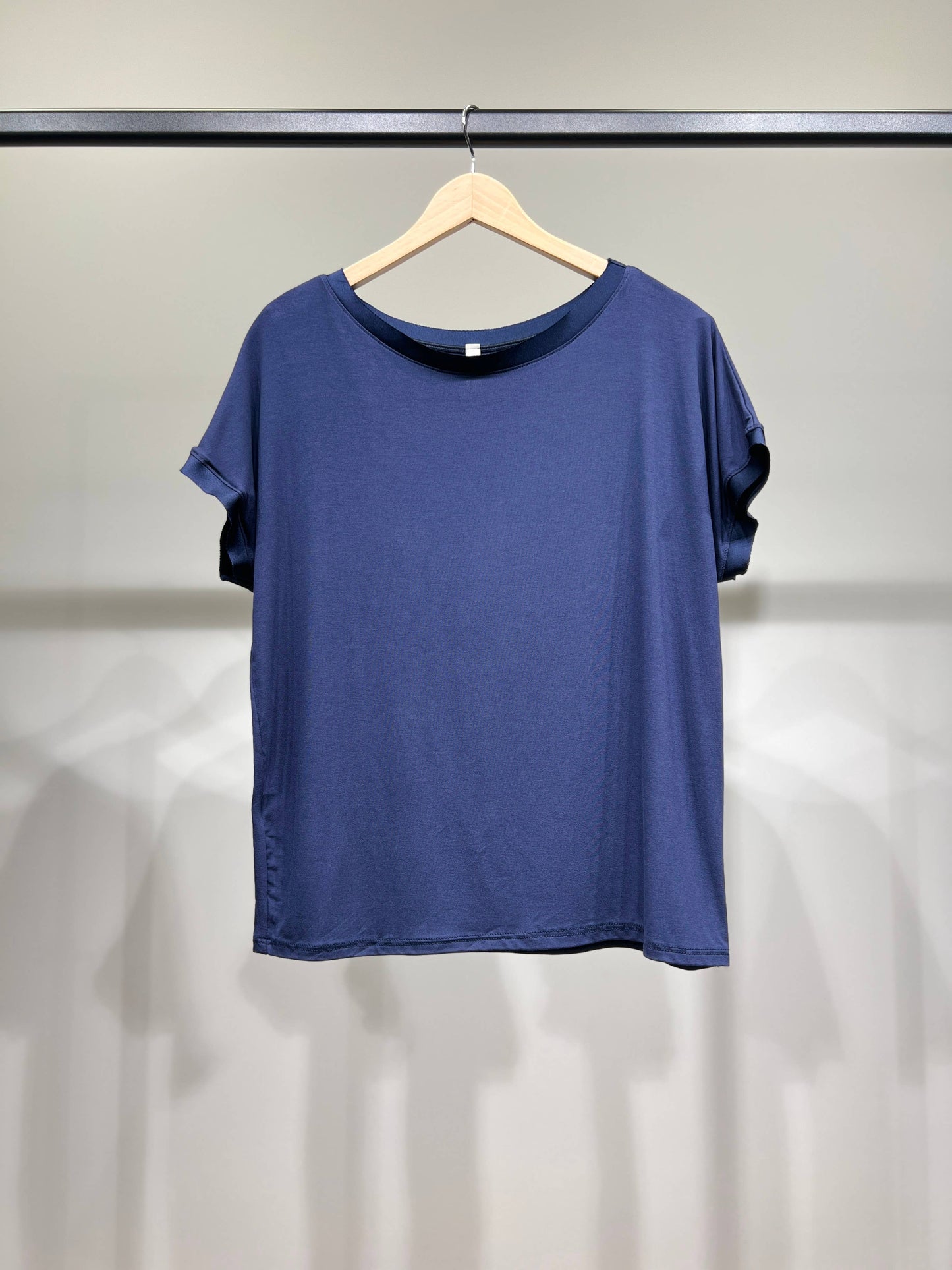 Comfortabel T-shirt met Korte Mouwen Satijn Effect Dubbele Halslijn
