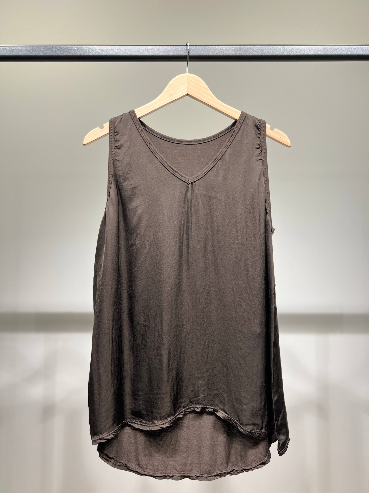 Vrouwelijke mouwloze Top V-hals Satijn 100% Viscose