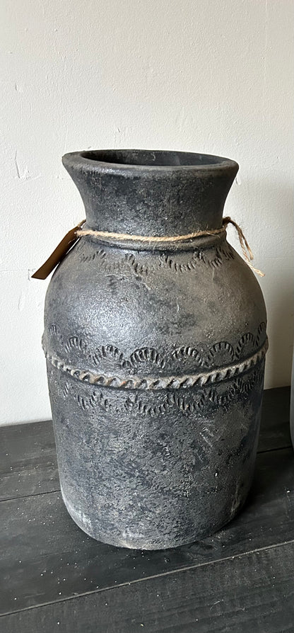 Landelijke donker grijze vaas