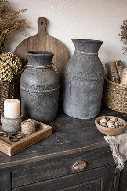 Landelijke donker grijze vaas