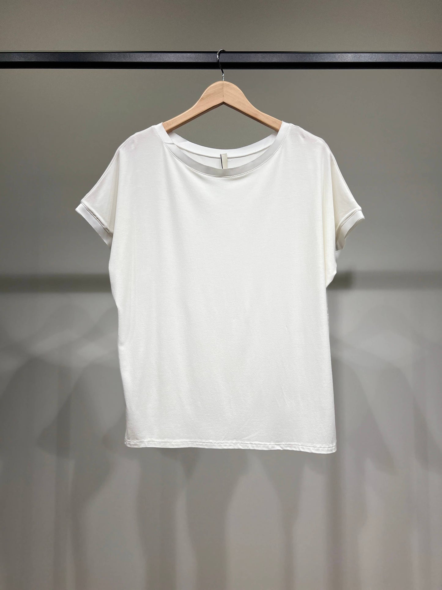 Comfortabel T-shirt met Korte Mouwen Satijn Effect Dubbele Halslijn