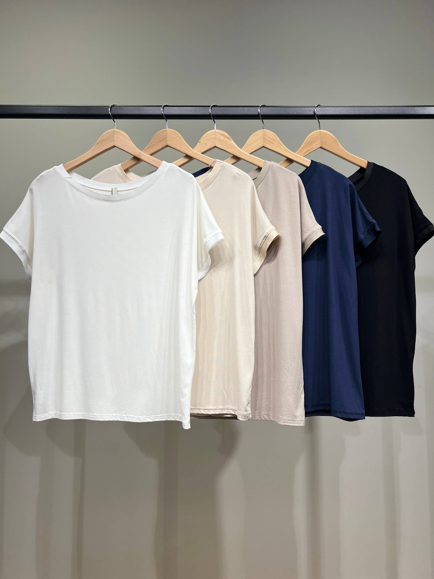 Comfortabel T-shirt met Korte Mouwen Satijn Effect Dubbele Halslijn