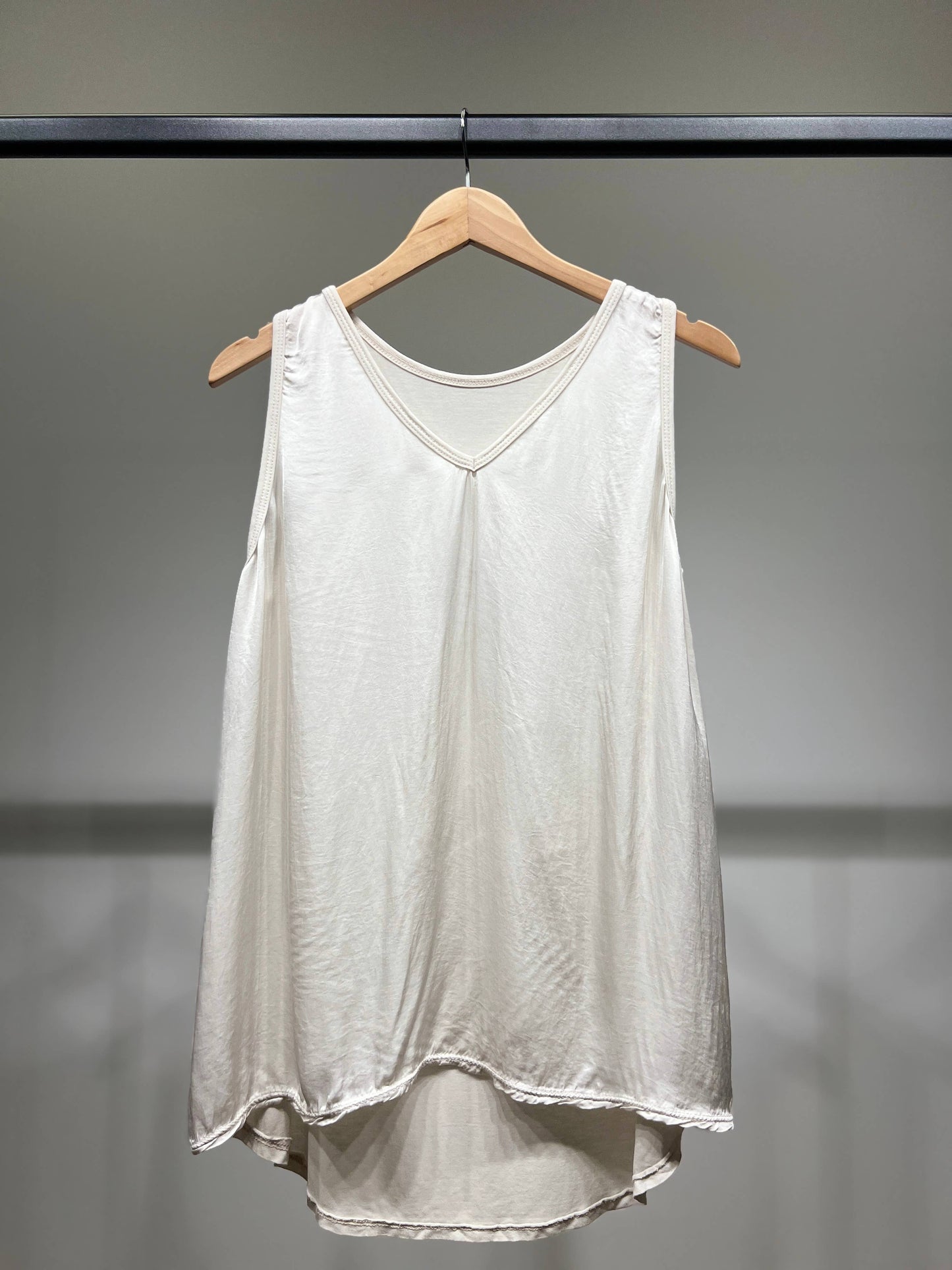 Vrouwelijke mouwloze Top V-hals Satijn 100% Viscose