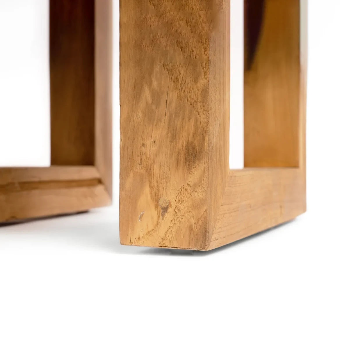 De stijlvolle teakhouten bijzettafel