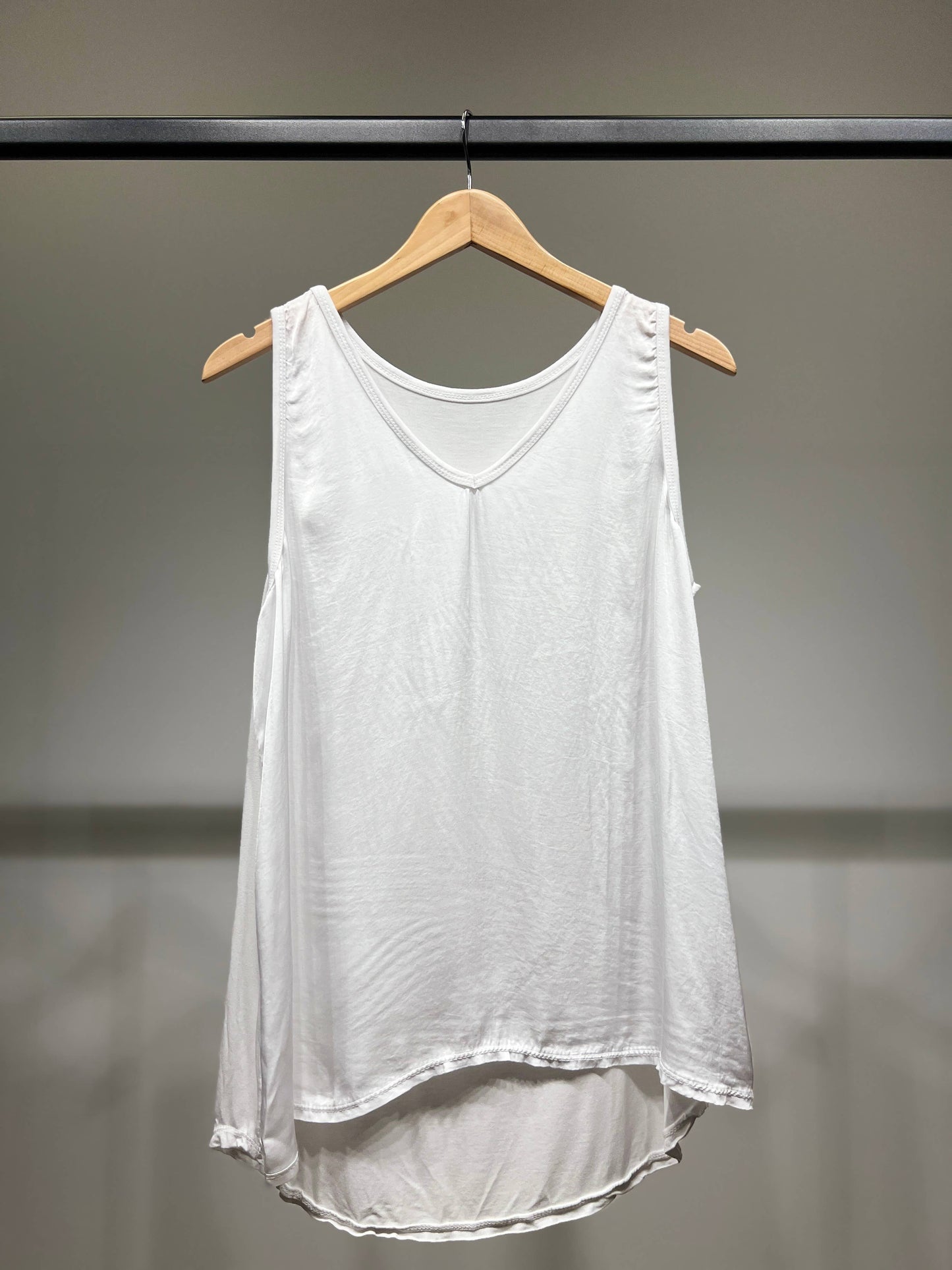 Vrouwelijke mouwloze Top V-hals Satijn 100% Viscose