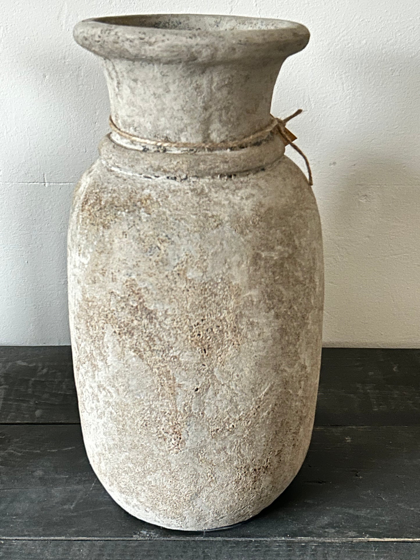 Crèmekleurige, grote vaas met landelijke uitstraling