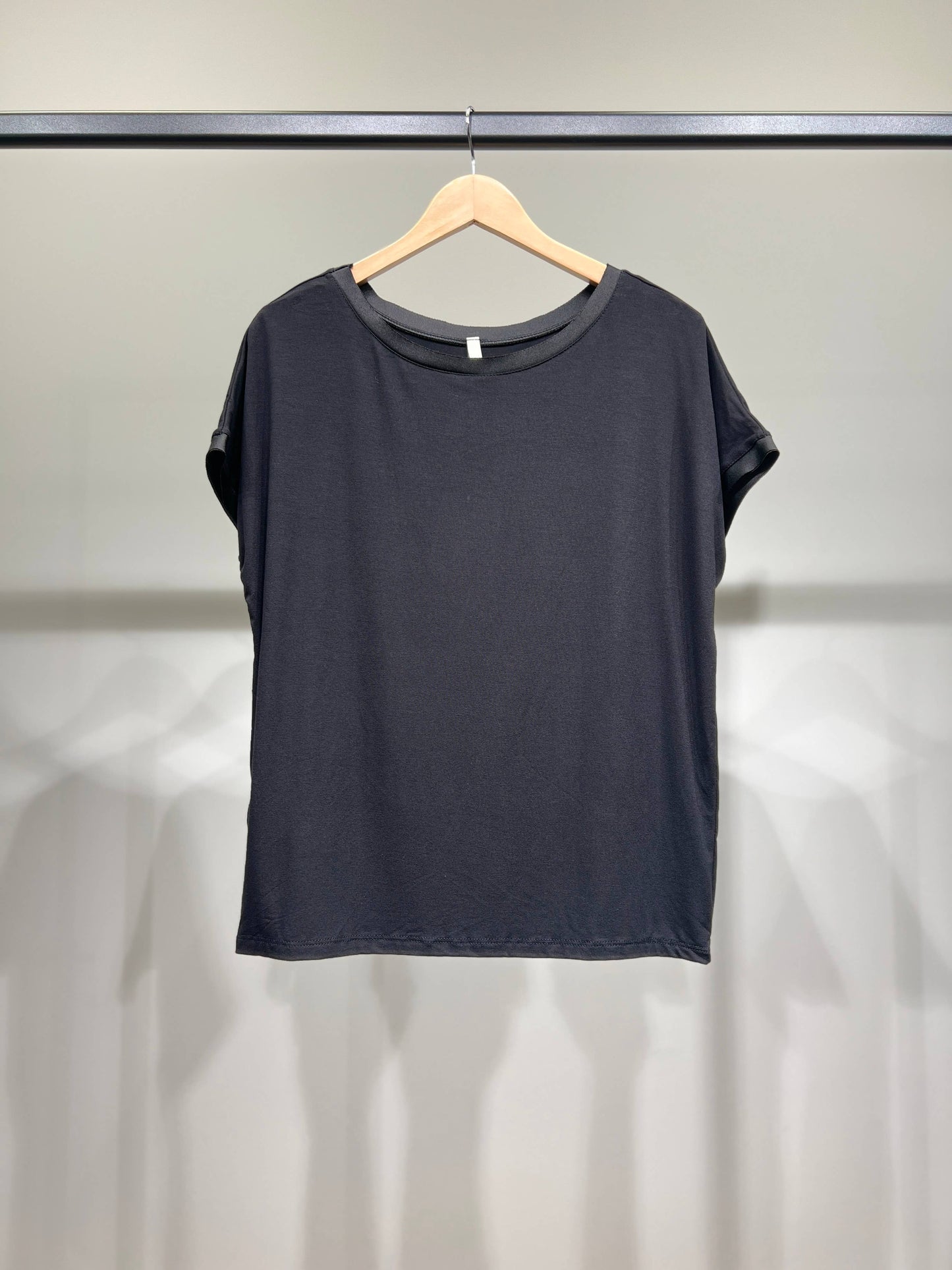 Comfortabel T-shirt met Korte Mouwen Satijn Effect Dubbele Halslijn