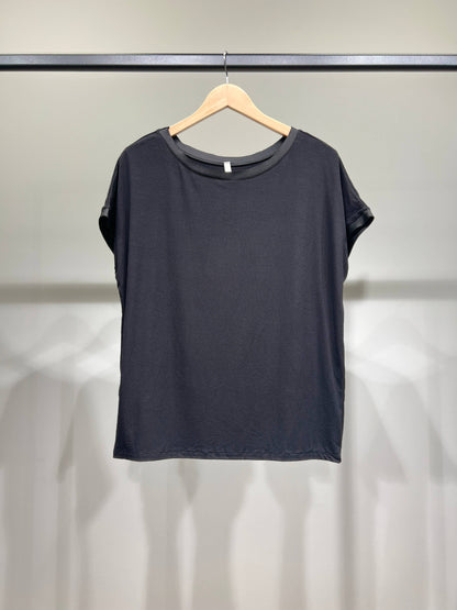 Comfortabel T-shirt met Korte Mouwen Satijn Effect Dubbele Halslijn