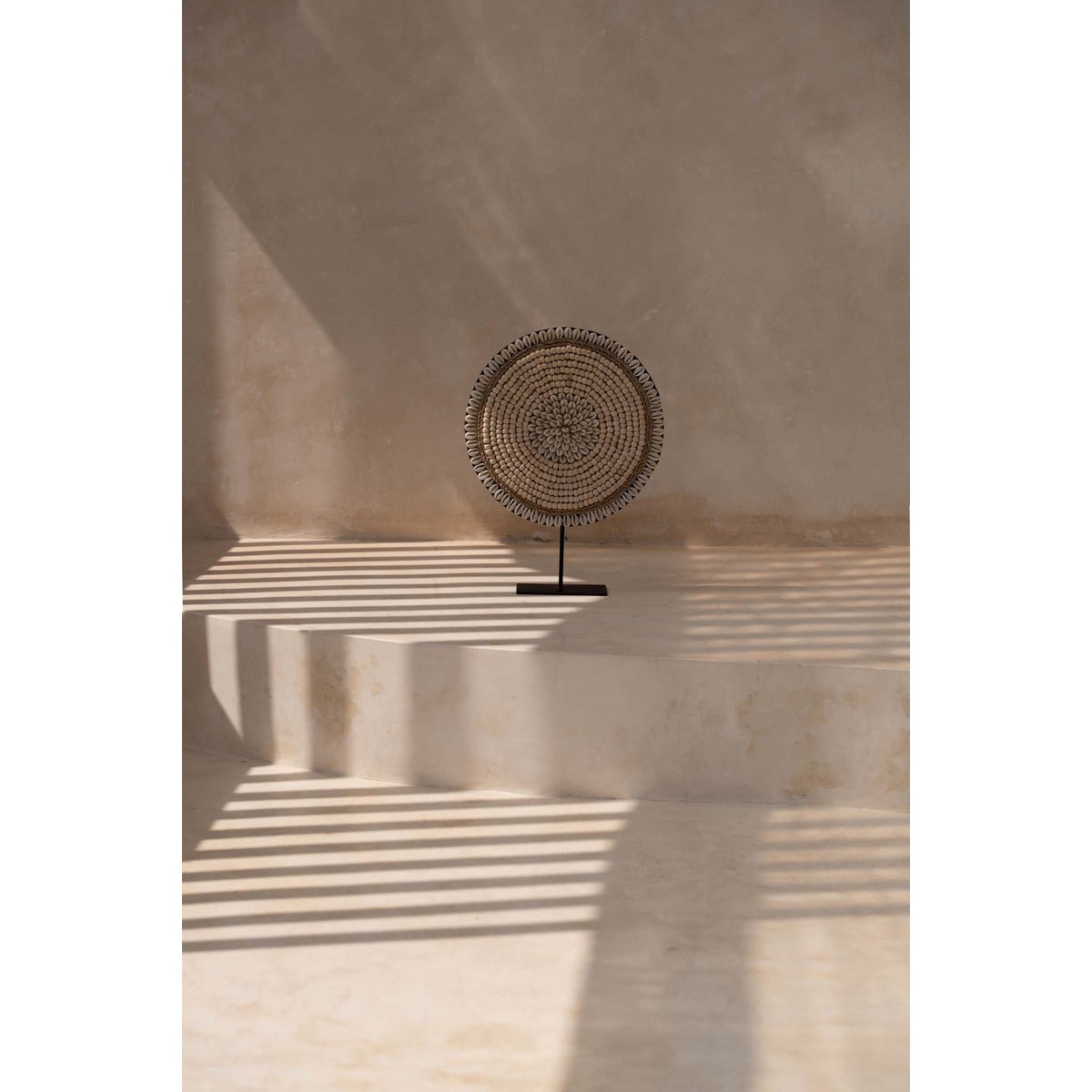 De Shell Martinique op standaard - natuurlijk wit