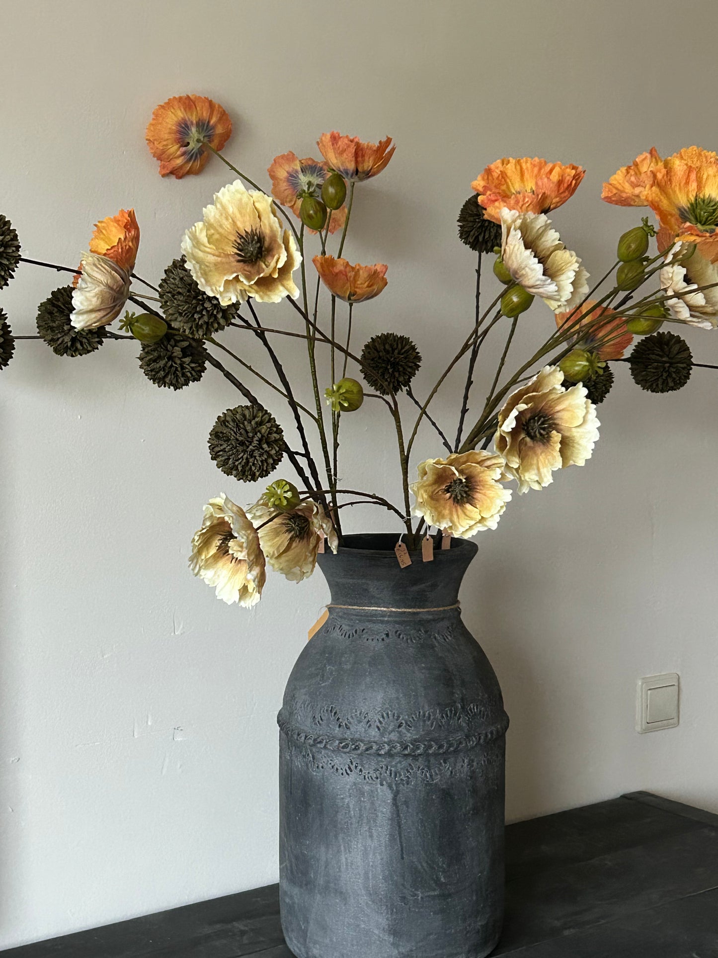 Landelijke donker grijze vaas