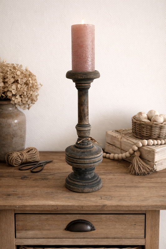 Hoge houten kaarsenstandaard