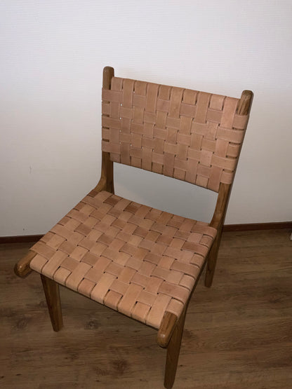Stoel van hout met stroken van echt leer