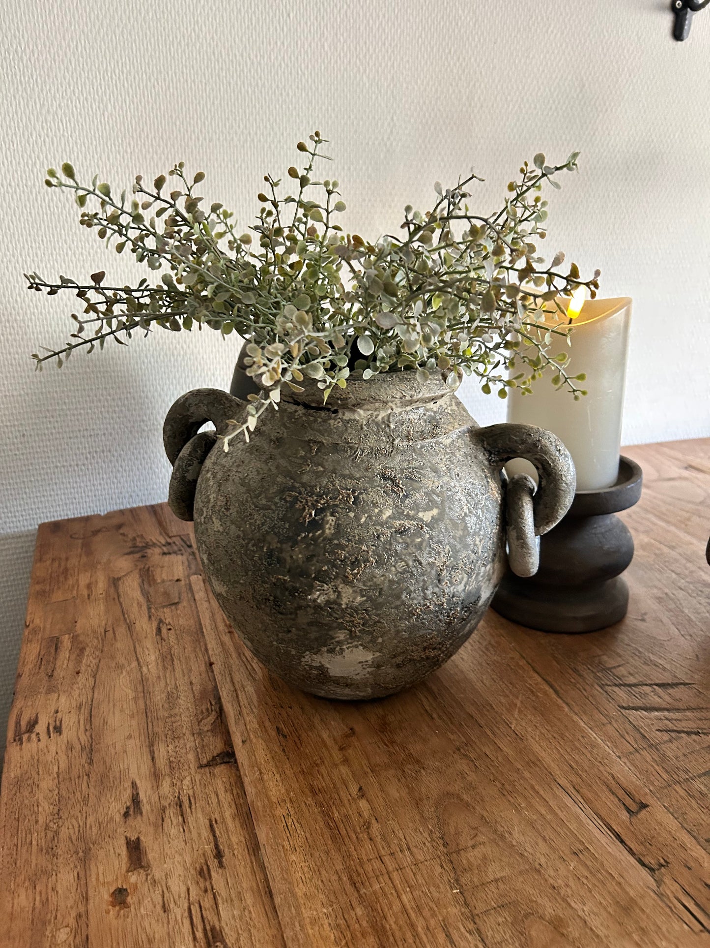 Landelijke vaas met oren en ringen