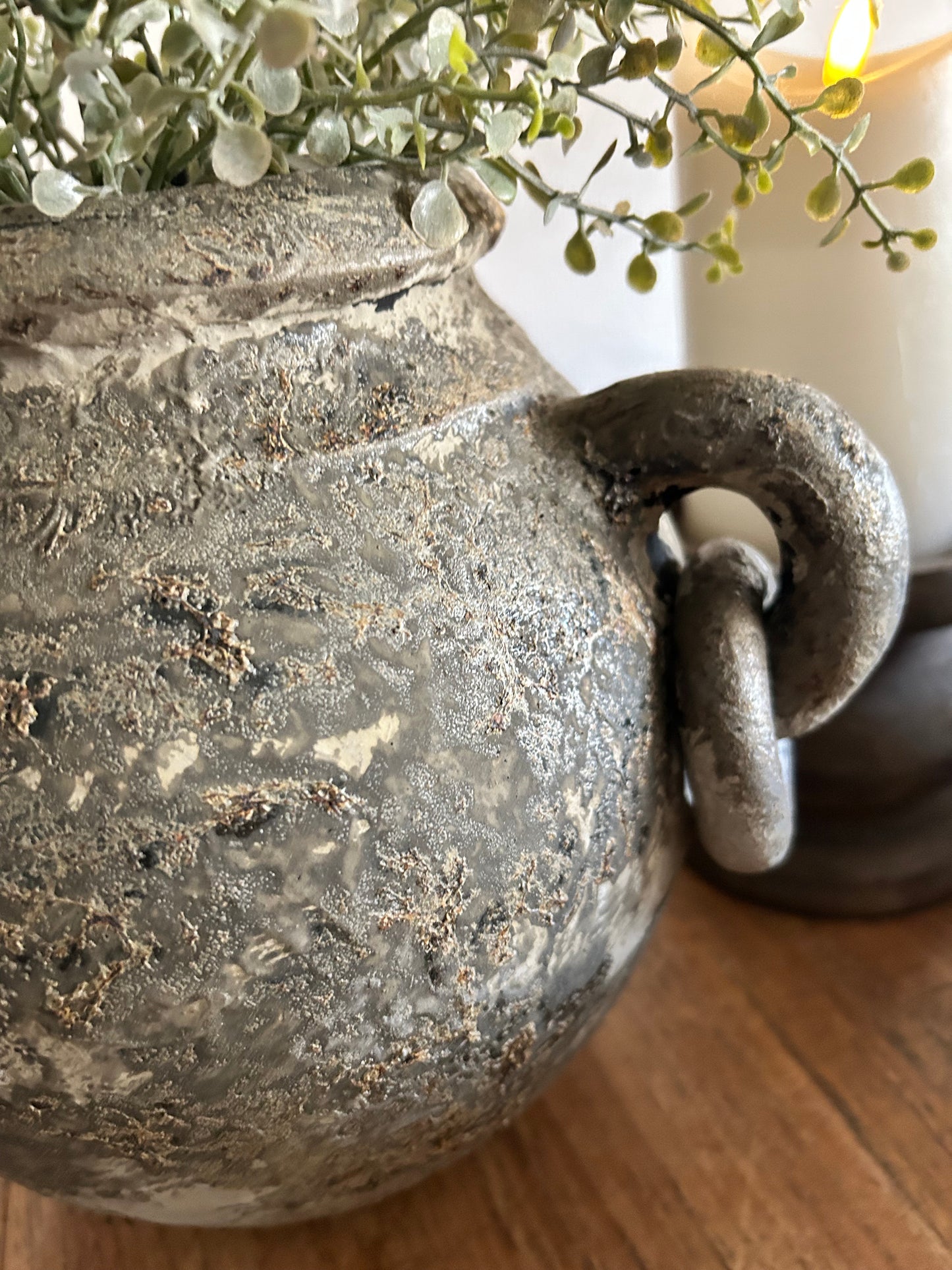 Landelijke vaas met oren en ringen