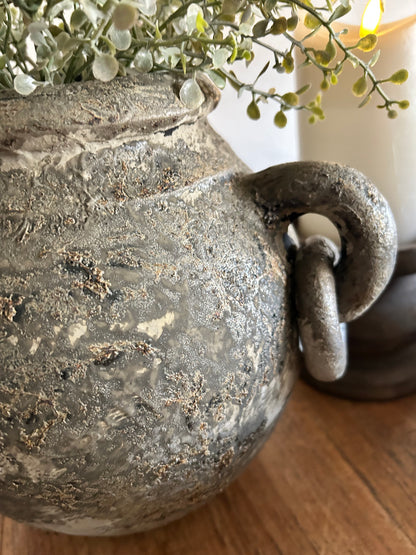 Landelijke vaas met oren en ringen