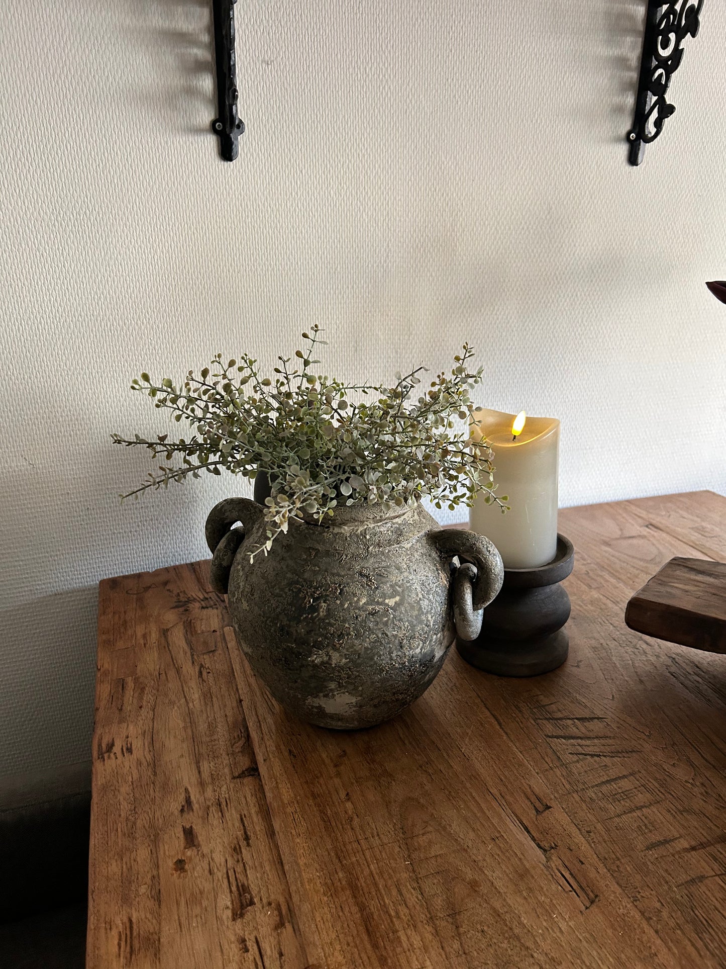 Landelijke vaas met oren en ringen