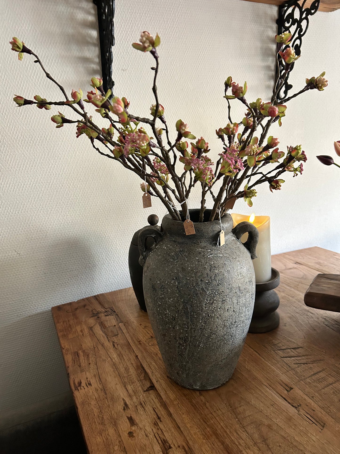 Grijze sierlijke vaas met twee oren