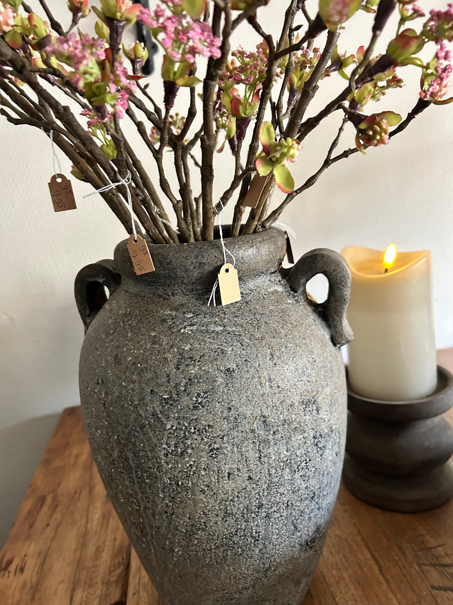 Grijze sierlijke vaas met twee oren