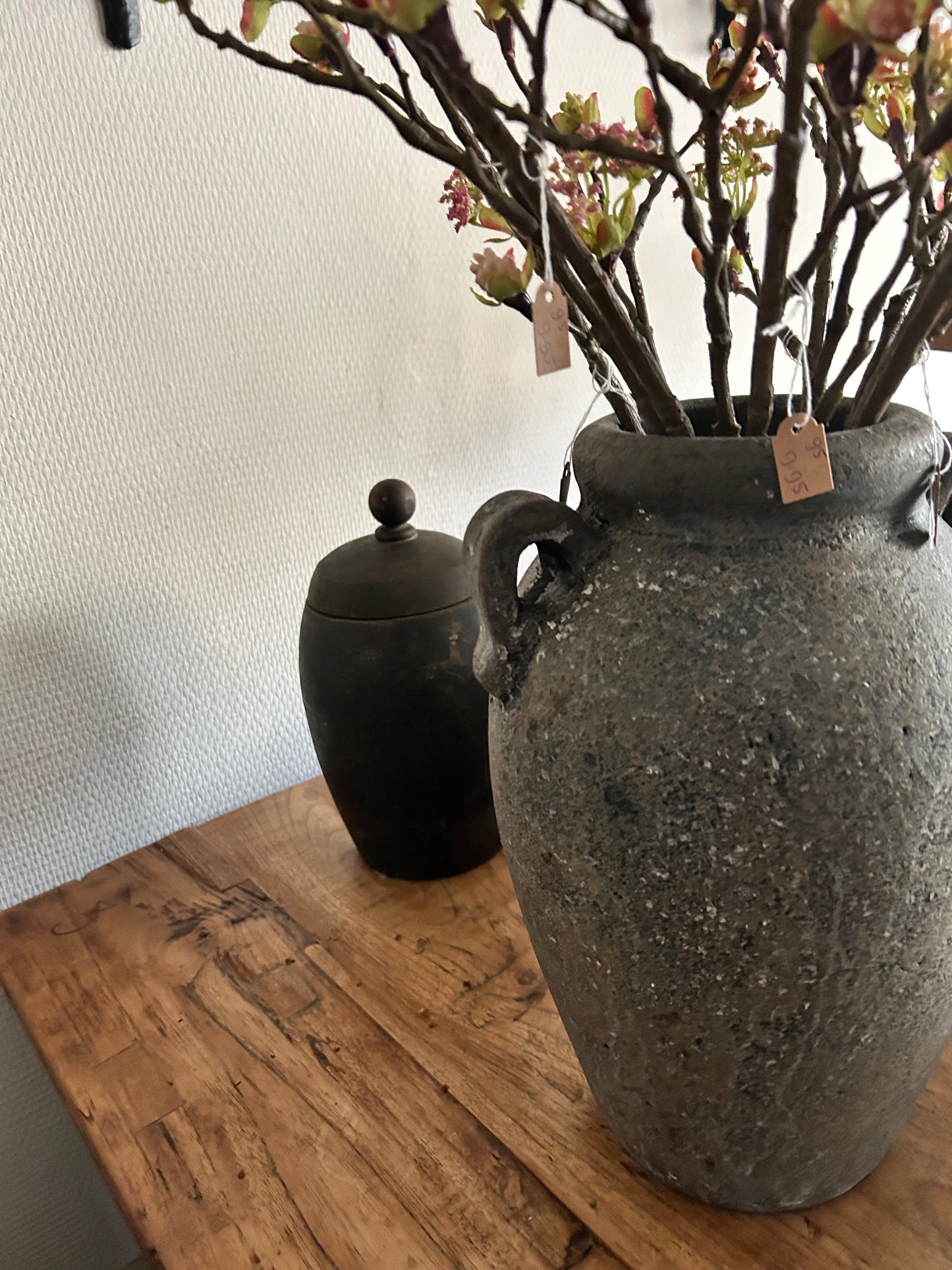 Grijze sierlijke vaas met twee oren