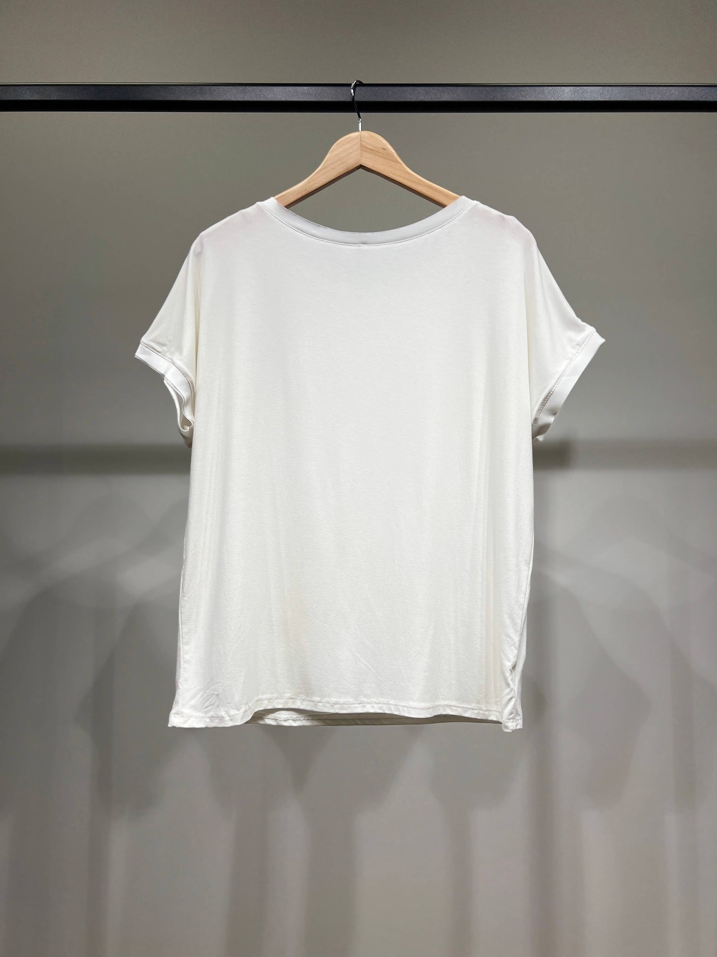 Comfortabel T-shirt met Korte Mouwen Satijn Effect Dubbele Halslijn