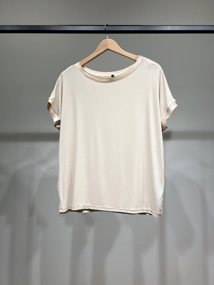 Comfortabel T-shirt met Korte Mouwen Satijn Effect Dubbele Halslijn