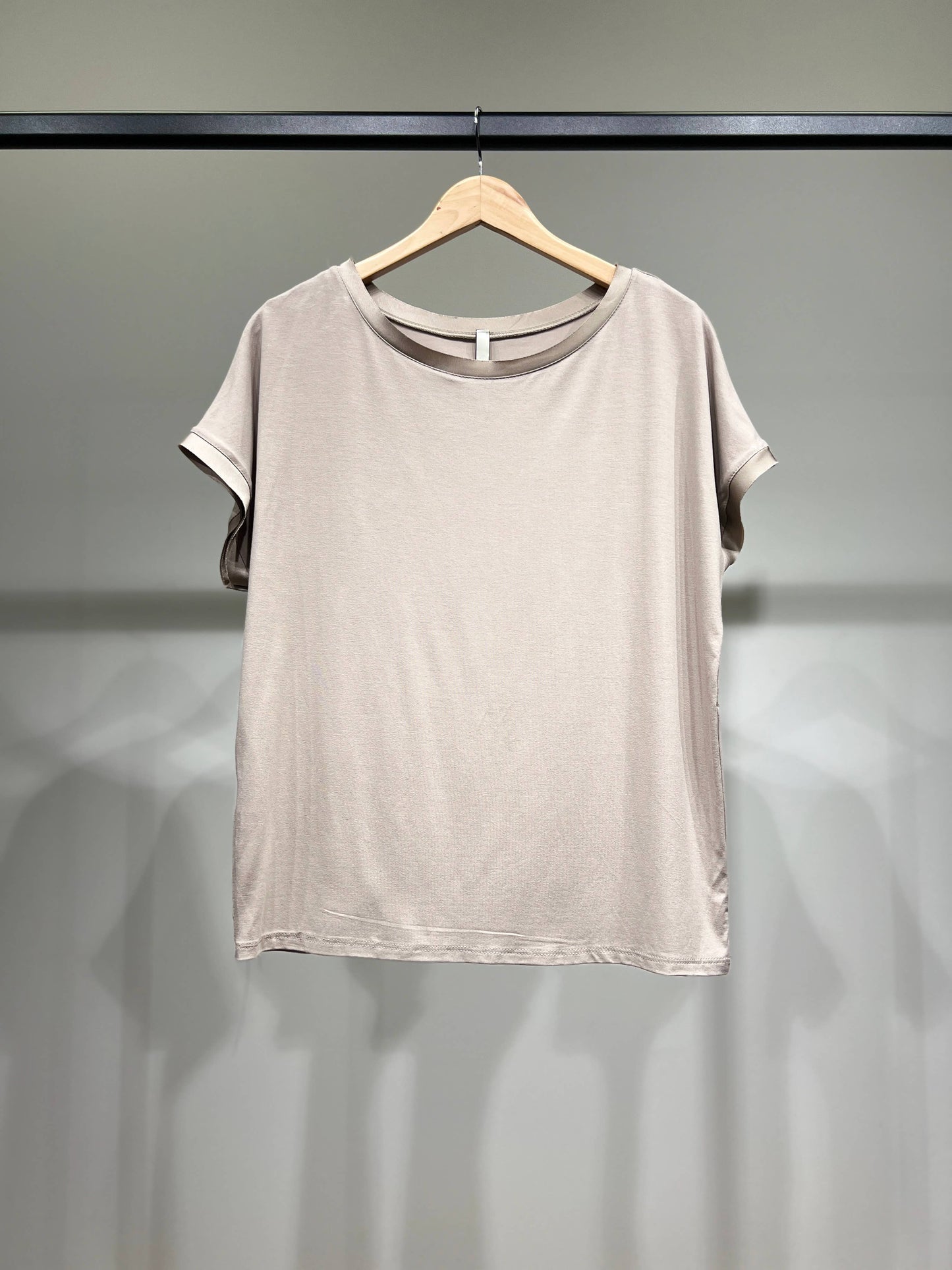 Comfortabel T-shirt met Korte Mouwen Satijn Effect Dubbele Halslijn