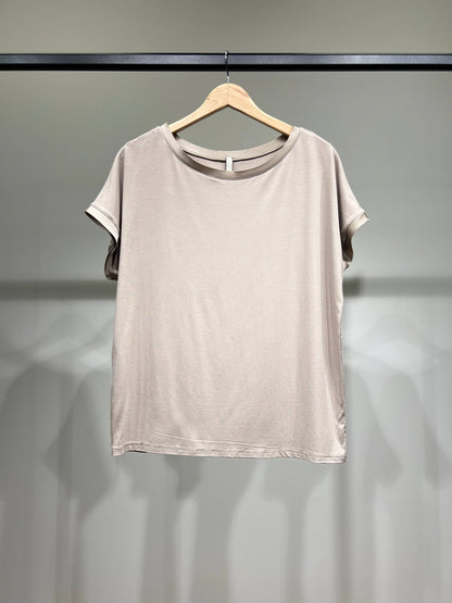 Comfortabel T-shirt met Korte Mouwen Satijn Effect Dubbele Halslijn