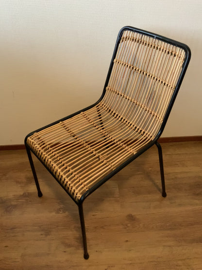 Metalen stoel met rotan zitting